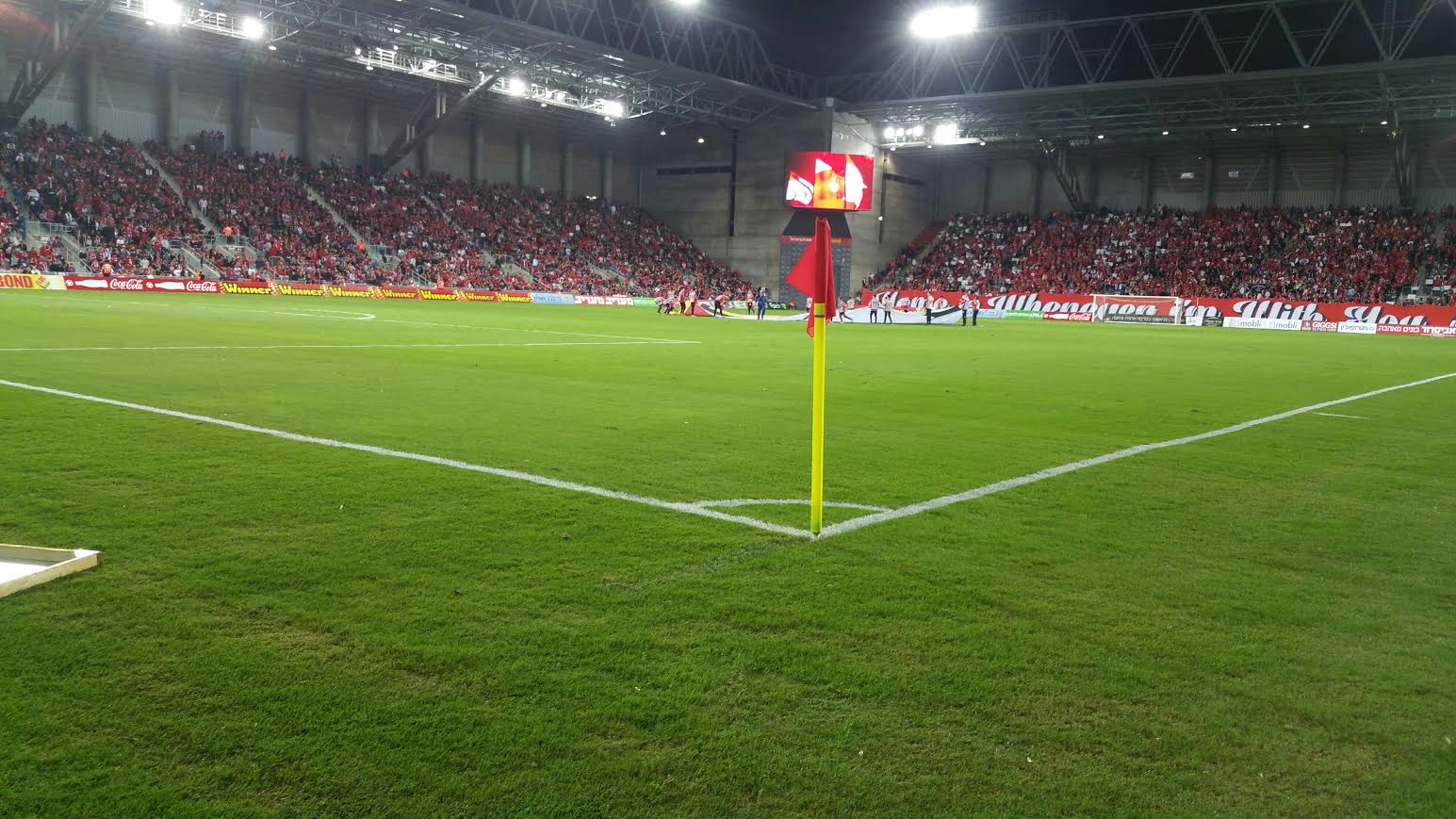 איצטדיון טרנר מלא. 16,200 מקומות ישיבה בלי לעגל פינות (צילום: שי מוגילבסקי)